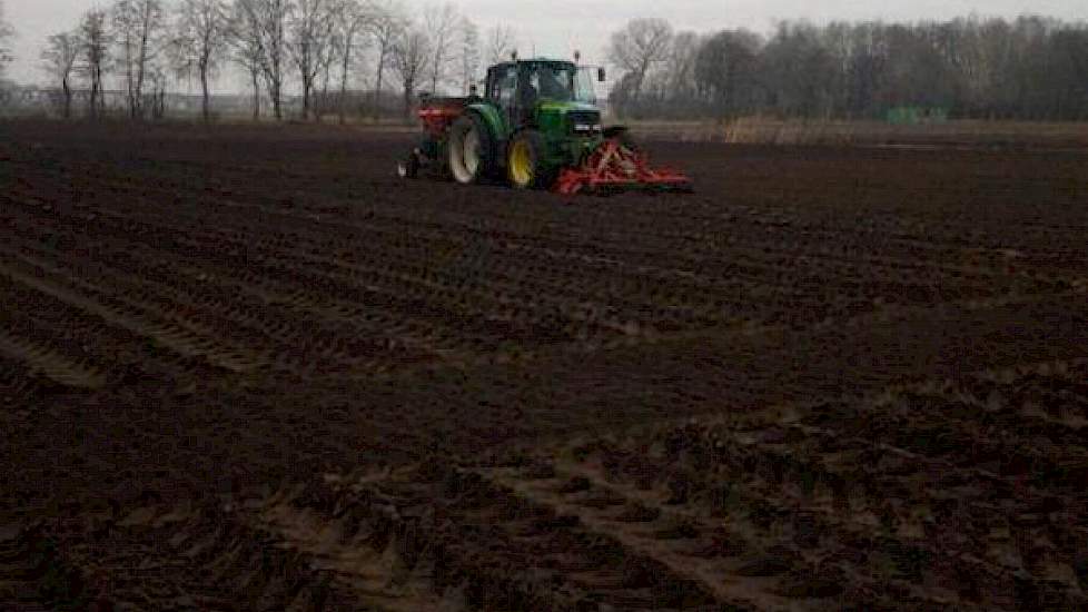 Ook Erwin van den Eijnden en Marijn de Krom hebben gisteren uien geplant. In totaal hebben ze 5 hectare geplant in Halsteren (Br.): 2 hectare Alfa en 3 hectare Centurion.