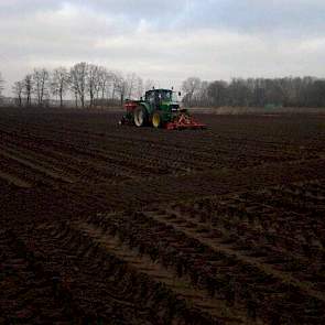 Ook Erwin van den Eijnden en Marijn de Krom hebben gisteren uien geplant. In totaal hebben ze 5 hectare geplant in Halsteren (Br.): 2 hectare Alfa en 3 hectare Centurion.