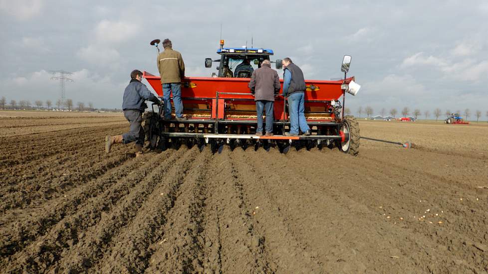 Het planten gebeurt op vrij lichte grond, zegt Peter Vroegindeweij van De Groot en Slot. ‘Het gaat prima.’