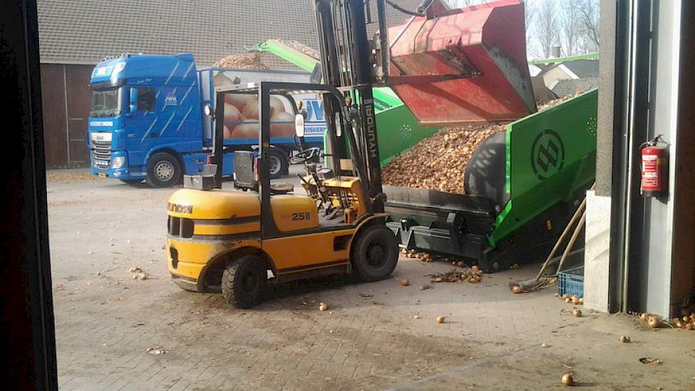 De akkerbouwer had de uien verkocht op 24 februari voor direct weg. ‘Dus keurig binnen twee weken geladen’, zegt Boer.