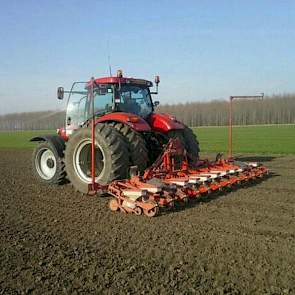 Later op de dag gaat bij Pieter van der Burg het bietenzaad de grond in.
