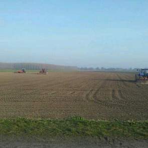 Klaas Froma, adviseur akkerbouw in N-Groningen voor DLV-Plant heeft een bietenzaaimachine in actie vastgelegd in het Oldambt.