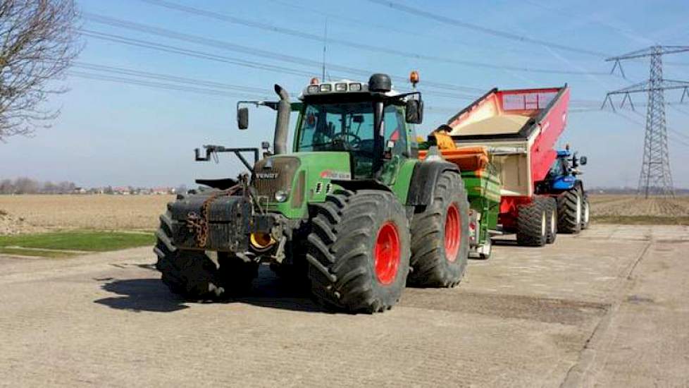 Bij Novifarm in Numansdorp wordt KAS gestrooid op bietenland.