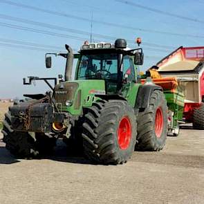 Bij Novifarm in Numansdorp wordt KAS gestrooid op bietenland.