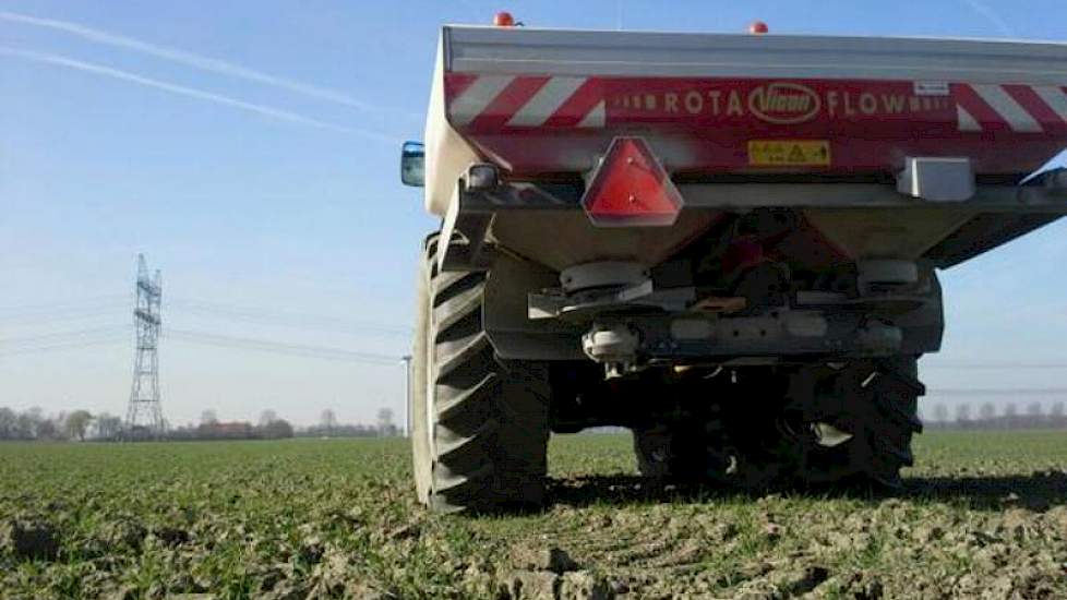 Een prachtige dag om tarwe te strooien, vindt Henk van Renselaar uit Lelystad. ‘Een nieuwe strooier, wat werkt dat lekker.’