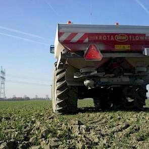 Een prachtige dag om tarwe te strooien, vindt Henk van Renselaar uit Lelystad. ‘Een nieuwe strooier, wat werkt dat lekker.’
