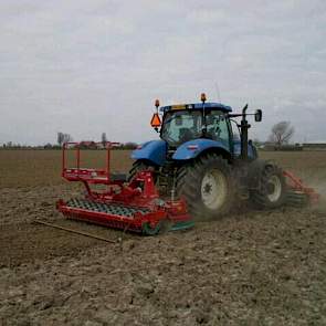 Maatschap GeDuHo uit de Hoeksche Waard legt het uienland klaar. “Voor de eerste keer, twee maal is zeker nodig.”
