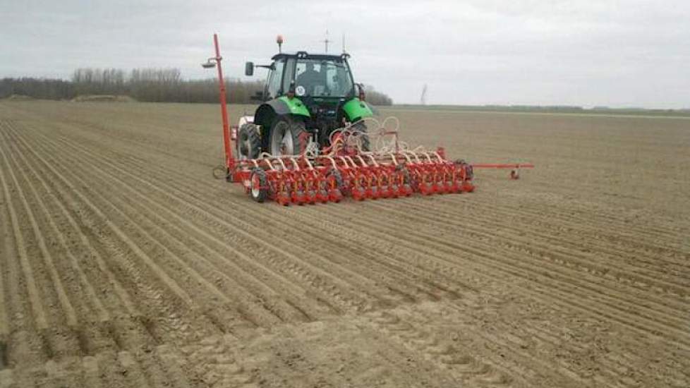 Bij proefboerderij Kollumerwaard zijn vandaag de uien gezaaid.