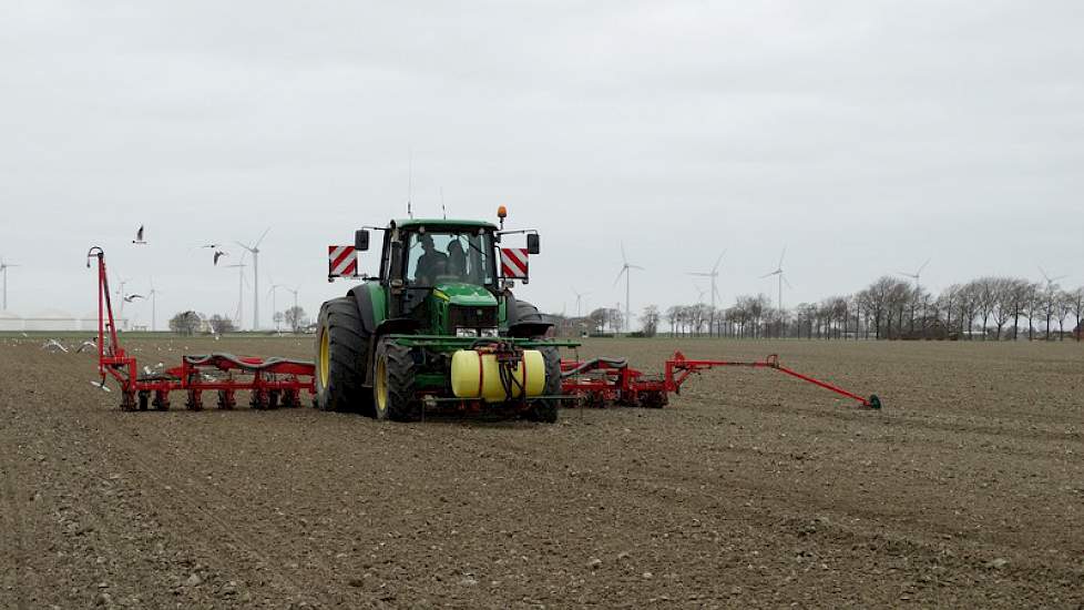 Akkerbouwer Noorloos uit het Groningse Roodeschool zaait bieten. Foto: Jannes Wiersema