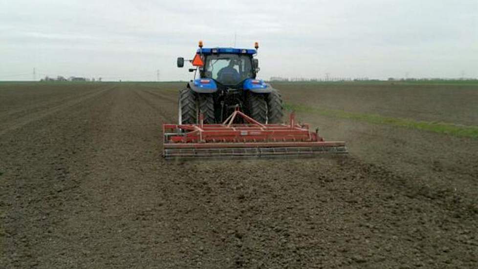 Ook akkerbouwer Schaap uit Assendelft hoopt op neerslag. “Voor de kluitjes.”