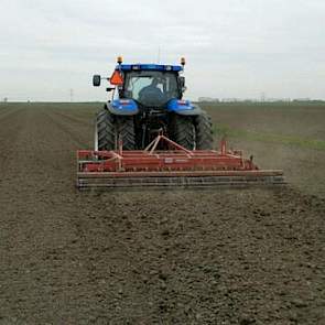 Ook akkerbouwer Schaap uit Assendelft hoopt op neerslag. “Voor de kluitjes.”