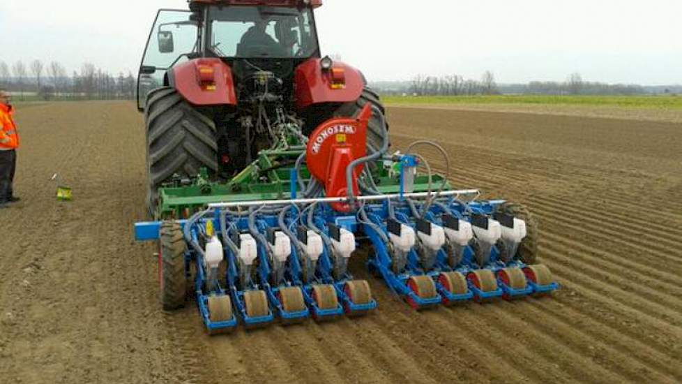En ook op een andere proefboerderij is gezaaid. Op Wijnandsrade zijn zestien rassen uien gezaaid in opdracht van Agrifirm Plant, laat Gerard Meuffels weten.