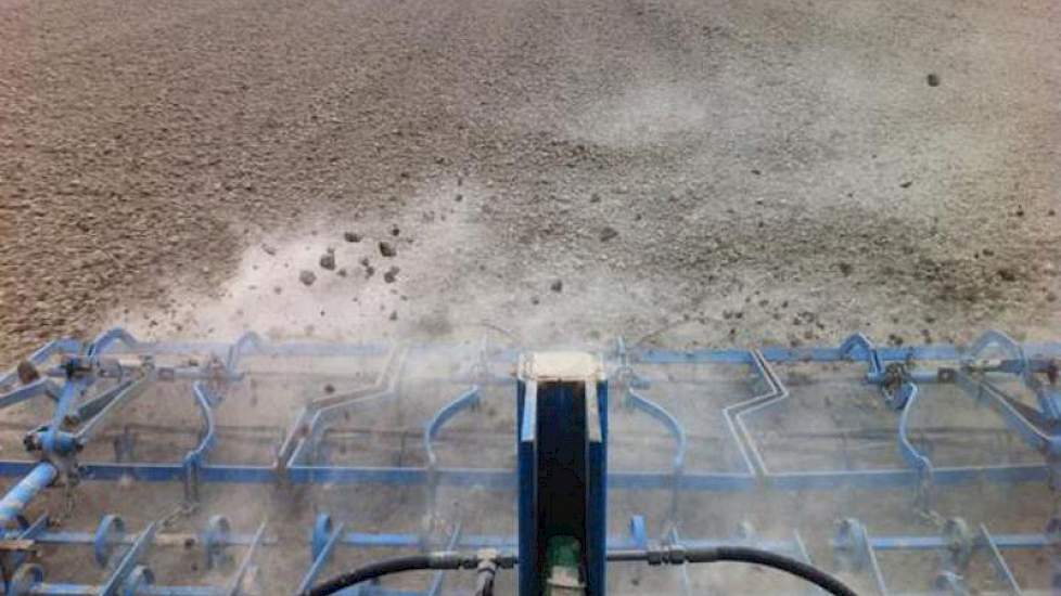 Ook in Wolphaartsdijk is de grond al weer aardig droog. “De kluitjes dansen weer”, twittert akkerbouwer Maarten Janse.