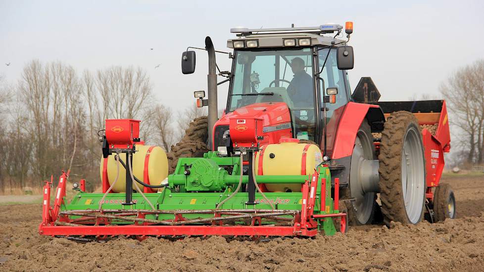 Early potatoes plants with a Massey Ferguson 6280 + Grimme GL 34 K