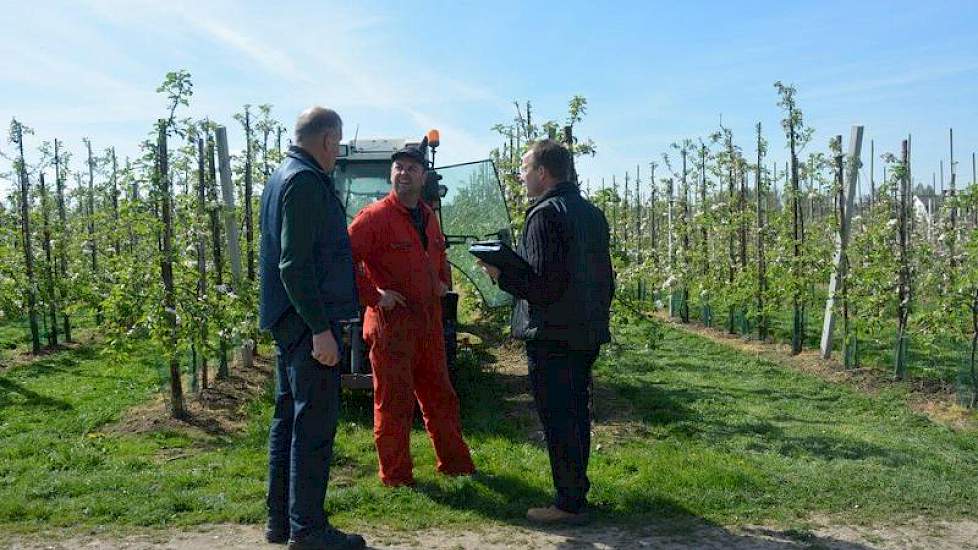 Deze teler spuit met het middel Captan. Het is lastig met het vroege voorjaar, vindt de teler. „Bepaalde middelen mogen we niet voor 1 mei spuiten. Maar omdat de natuur nu zo veel vroeger is dan normaal, hebben we ze eigenlijk wel nodig. Captan mag wel, m