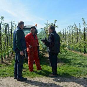 Deze teler spuit met het middel Captan. Het is lastig met het vroege voorjaar, vindt de teler. „Bepaalde middelen mogen we niet voor 1 mei spuiten. Maar omdat de natuur nu zo veel vroeger is dan normaal, hebben we ze eigenlijk wel nodig. Captan mag wel, m