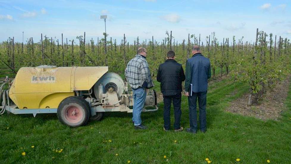 Na geruime tijd ontwaren de inspecteurs een kleine John Deere met een getrokken veldspuit in een perenboomgaard.