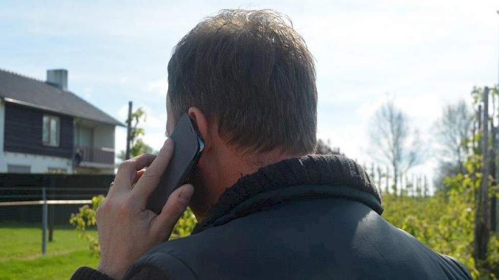 De mobiele telefoon van één van de controleurs gaat: een melding vanuit het vliegtuig van een spuitende fruitteler, een paar dorpen verder.