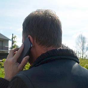De mobiele telefoon van één van de controleurs gaat: een melding vanuit het vliegtuig van een spuitende fruitteler, een paar dorpen verder.