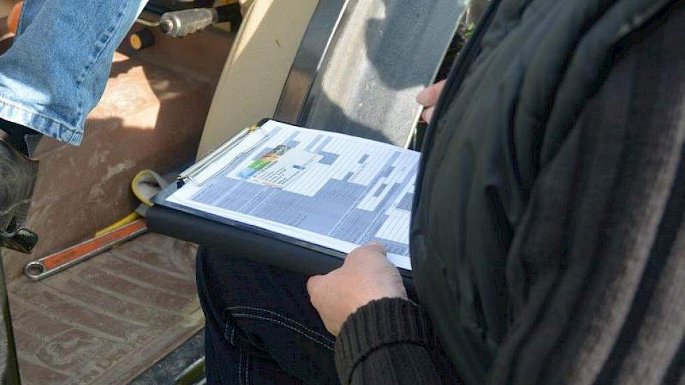 Bij de controle wordt allereerst de spuitlicentie gecontroleerd. Deze blijkt keurig in orde. De teler spuit een combi van Delan (schimmelbestrijding) en Steward (rupsenbestrijding).