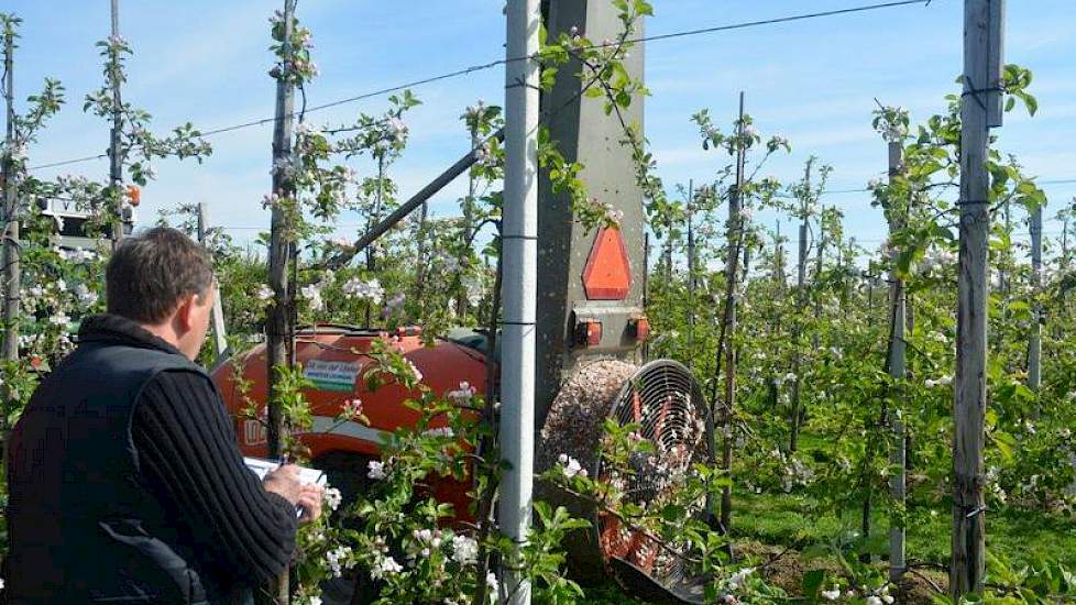 De inspecteurs kijken kritisch naar zijn spuitdoppen, maar dit blijkt keurig voor elkaar te zijn: vanuit zijn trekker kan hij switchen tussen de reguliere doppen en de kantdoppen. „Ideaal”, vindt de teler. „Anders moet ik voortdurend de trekker uit om de