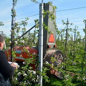De inspecteurs kijken kritisch naar zijn spuitdoppen, maar dit blijkt keurig voor elkaar te zijn: vanuit zijn trekker kan hij switchen tussen de reguliere doppen en de kantdoppen. „Ideaal”, vindt de teler. „Anders moet ik voortdurend de trekker uit om de