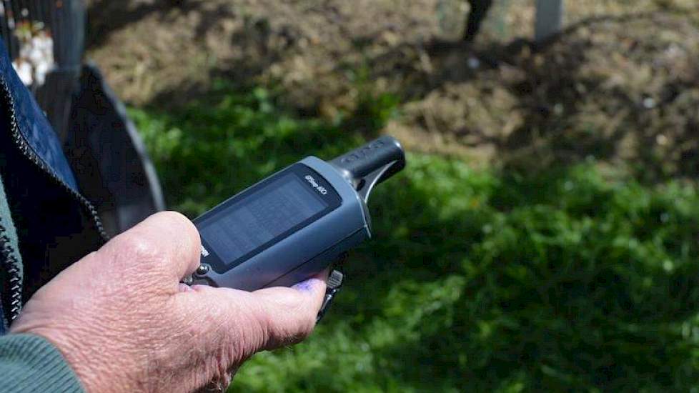 De inspecteur voert de coördinaten van het perceel in in zijn gps. „Zo kunnen we later controleren of dit perceel daadwerkelijk van hem is.”