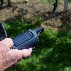 De inspecteur voert de coördinaten van het perceel in in zijn gps. „Zo kunnen we later controleren of dit perceel daadwerkelijk van hem is.”
