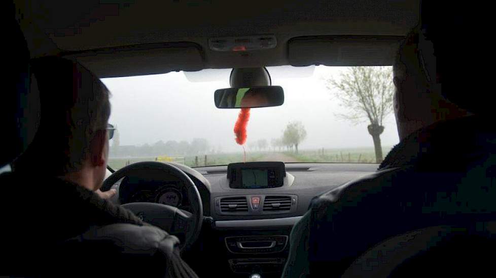 Twee controleurs van het team fytogewasbescherming van de NVWA, die liever niet met naam en gezicht in het nieuws willen, rijden het gebied door.