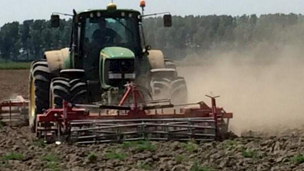 Wim de Witte uit Steenbergen legt land klaar op de zwaardere grond voor de teelt van sperziebonen.