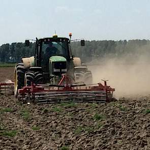 Wim de Witte uit Steenbergen legt land klaar op de zwaardere grond voor de teelt van sperziebonen.
