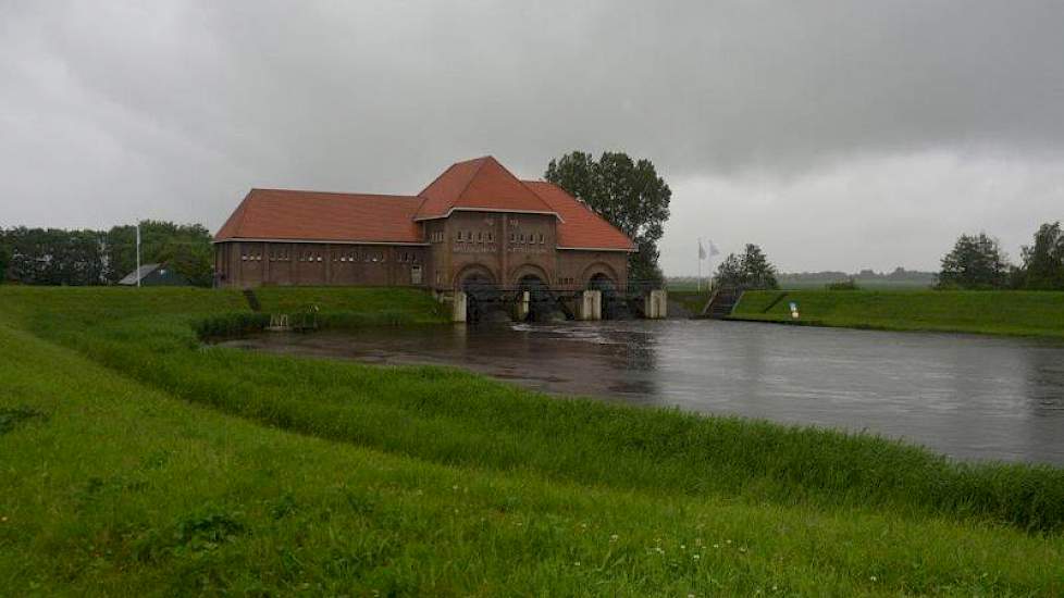 Het gemaal Stroink bij Blokzijl draait volop. Het waterschap is met drie pompen continu aan het draaien om het water uit het achterland af te voeren. Foto: Fenneke Wiepkema