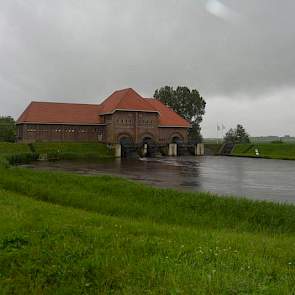 Het gemaal Stroink bij Blokzijl draait volop. Het waterschap is met drie pompen continu aan het draaien om het water uit het achterland af te voeren. Foto: Fenneke Wiepkema