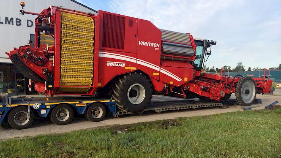 's Morgens om 7 uur werd dede nieuwe aardappelrooier, een Grimme Varitron 470, van Den Engelsmann naar Slager gereden.