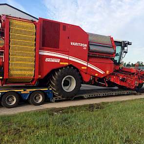 's Morgens om 7 uur werd dede nieuwe aardappelrooier, een Grimme Varitron 470, van Den Engelsmann naar Slager gereden.
