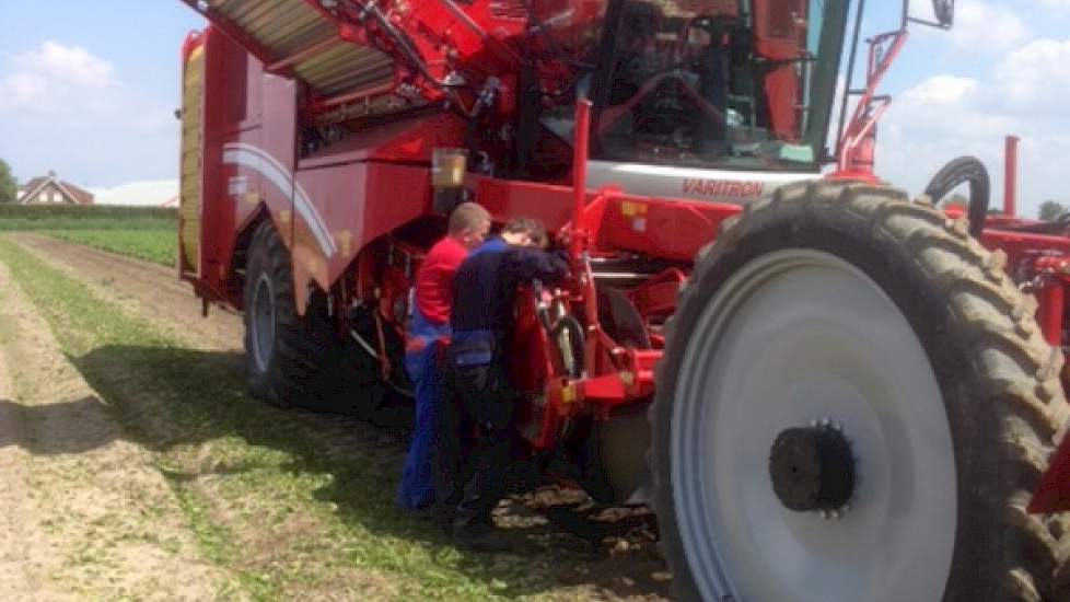 Twee monteurs uit Duitsland waren mee gekomen om te kijken of de machine juist afgesteld was. De hele morgen is er nog gesleuteld en zijn updates uitgevoerd.
