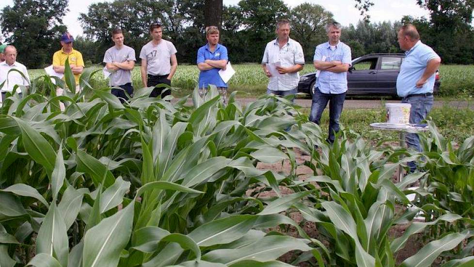 Bij het project 'maïs onder doek' is als doel gesteld 80 ton per ha te gaan telen. Dit doel moet binnen 2 seizoenen worden gerealiseerd, vertelt Ron Cox (rechts) van Agrotechnics Nederland.