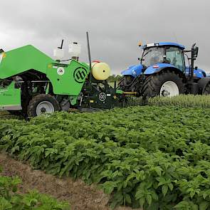 Bij het proefveld met aardappelen staat een ‘all-in-one’-pootcombinatie, die in één werkgang de grond klaarlegt, fosfaat in de rij strooit, aardappelen poot, een rhizoctoniabehandeling uitvoert, stikstof in de rij geeft en de rug opbouwt. „Een mooie ontwi
