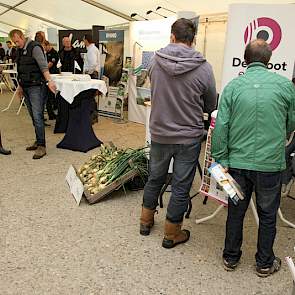 In de schuur is een bedrijvenmarkt.