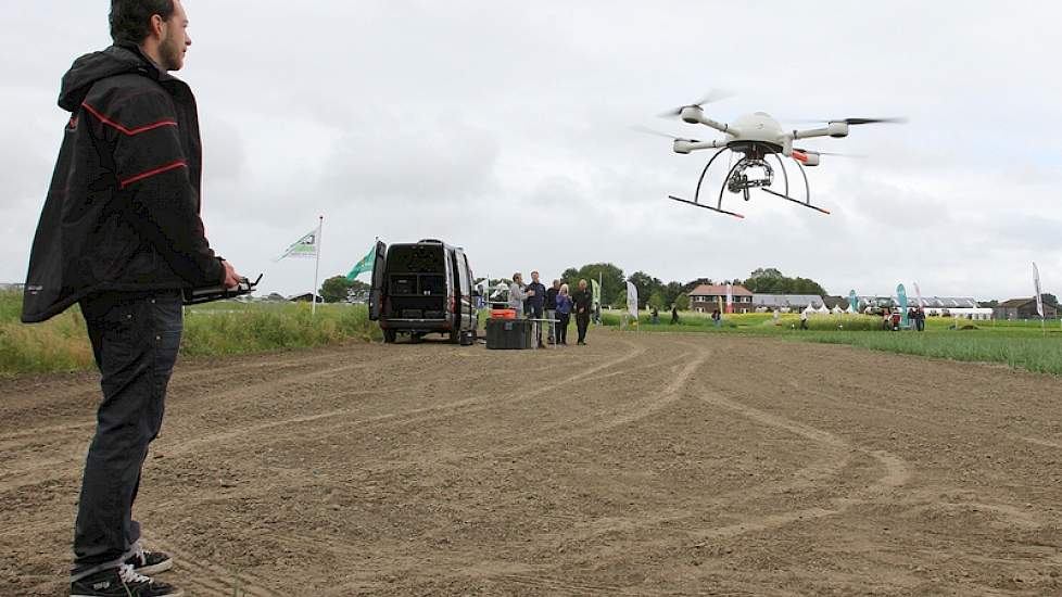 Met een drone je perceel in kaart brengen en op basis van deze gegevens je spuit- en bemestingsschema instellen. Deze techniek is volop in ontwikkeling, zegt Ton Hendrickx van CZAV. „In het verleden werkten we in het project ‘Mijnakker’ met satellieten, m