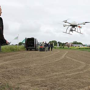 Met een drone je perceel in kaart brengen en op basis van deze gegevens je spuit- en bemestingsschema instellen. Deze techniek is volop in ontwikkeling, zegt Ton Hendrickx van CZAV. „In het verleden werkten we in het project ‘Mijnakker’ met satellieten, m