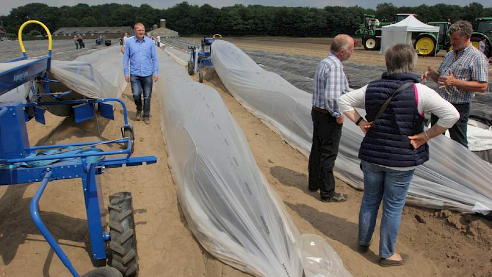 Engels Machines biedt een oplossing voor de arbeidsintensieve aspergeteelt. Door gebruik van het M-Bogen systeem halveert de AspergeSpin de loonkosten bij vervroegde aspergeteelt.