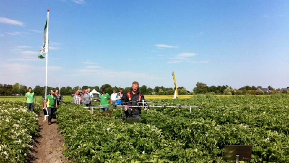 In het kader van driftbeperking werd een demonstratie gegeven met innovatieve uitvloeiers en doppen die drift tegengaan.
