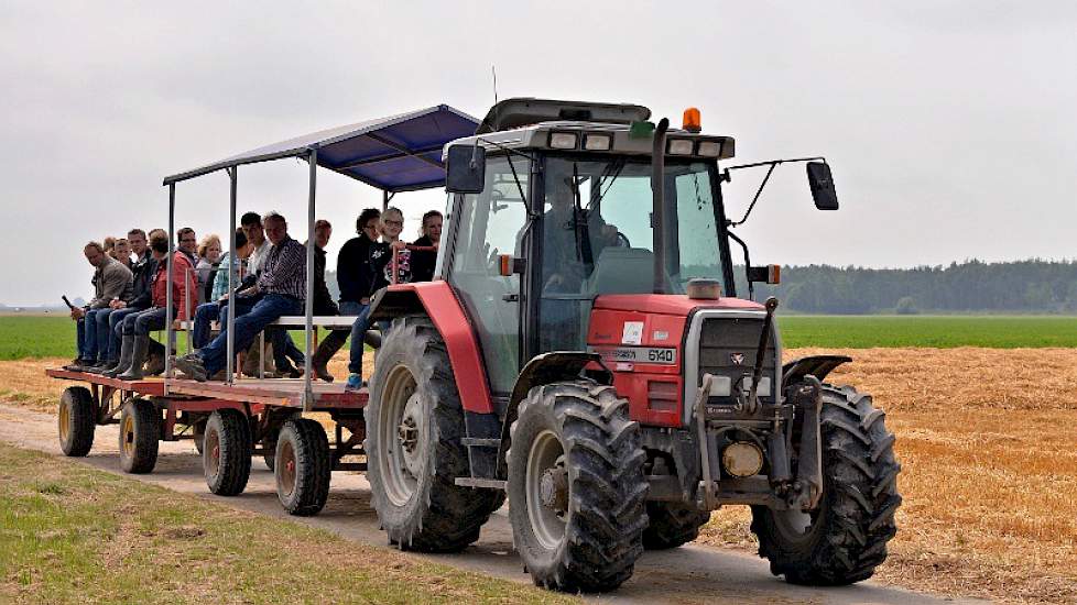 Een kleine honderd akkerbouwers wisten de weg naar Proefboerderij Kollumerwaard te vinden. Ze werden met excursiewagens langs de proefvelden gereden. Eén van hen was  bieten- en granenteler Koos Schuring uit Zuurdijk. De verschafte informatie en de opzet