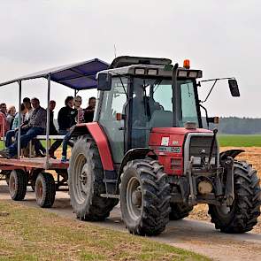 Een kleine honderd akkerbouwers wisten de weg naar Proefboerderij Kollumerwaard te vinden. Ze werden met excursiewagens langs de proefvelden gereden. Eén van hen was  bieten- en granenteler Koos Schuring uit Zuurdijk. De verschafte informatie en de opzet