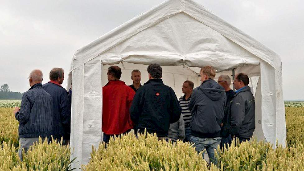 Derk van Balen, onderzoeker bedrijfssystemen van Praktijkonderzoek Plant & Omgeving van Wageningen UR, betoogde over het effect van de toepassing van bodemverbeteraars bij suikerbieten, winterpeen, wintertarwe, zetmeelaardappelen en maïs.