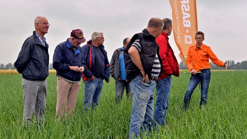 Bert Westerhof van BASF verhaalde over de proeven met onkruidbestrijding in uien en suikerbieten. Eén en ander met het oog op de overgang van de oude naar de nieuwe etiketten. Westerhof: 'Of driemaal spuiten met robuustere doseringen afdoende is, is voora