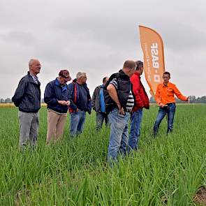 Bert Westerhof van BASF verhaalde over de proeven met onkruidbestrijding in uien en suikerbieten. Eén en ander met het oog op de overgang van de oude naar de nieuwe etiketten. Westerhof: 'Of driemaal spuiten met robuustere doseringen afdoende is, is voora