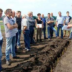 Toepassen van organische mest in de rij kan bij gewassen op ruime rijafstand goed worden uitgevoerd. Marc Kroonen van PPO toonde in de grond waar de depots van mest dan te vinden zijn.