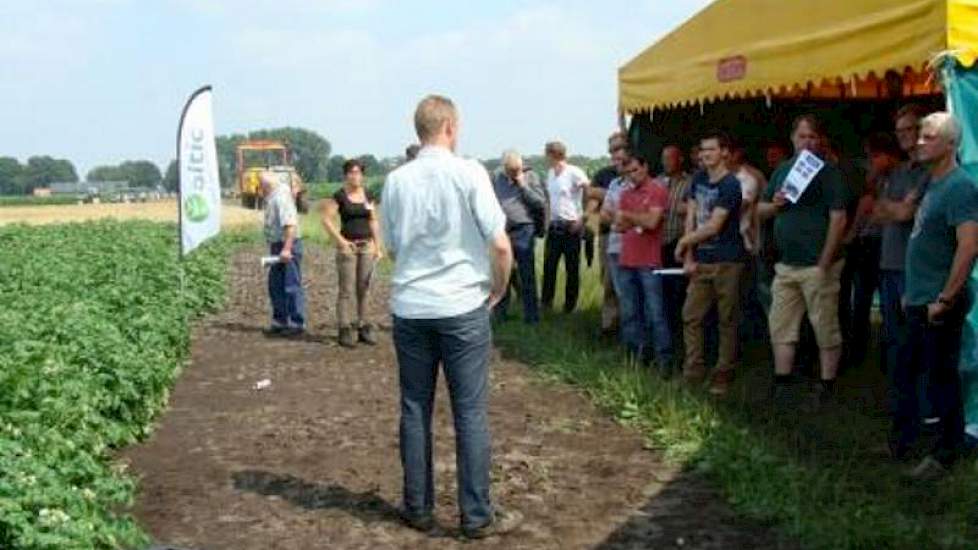 Jan Ties Malda van ALTIC besprak met de bezoekers de mogelijkheden van bijmestsystemen om tot een betere efficiency te komen. Door de flinke korting op de gebruiksnormen bij aardappelen voor komend jaar is het belangrijk om te weten hoeveel en op welk per
